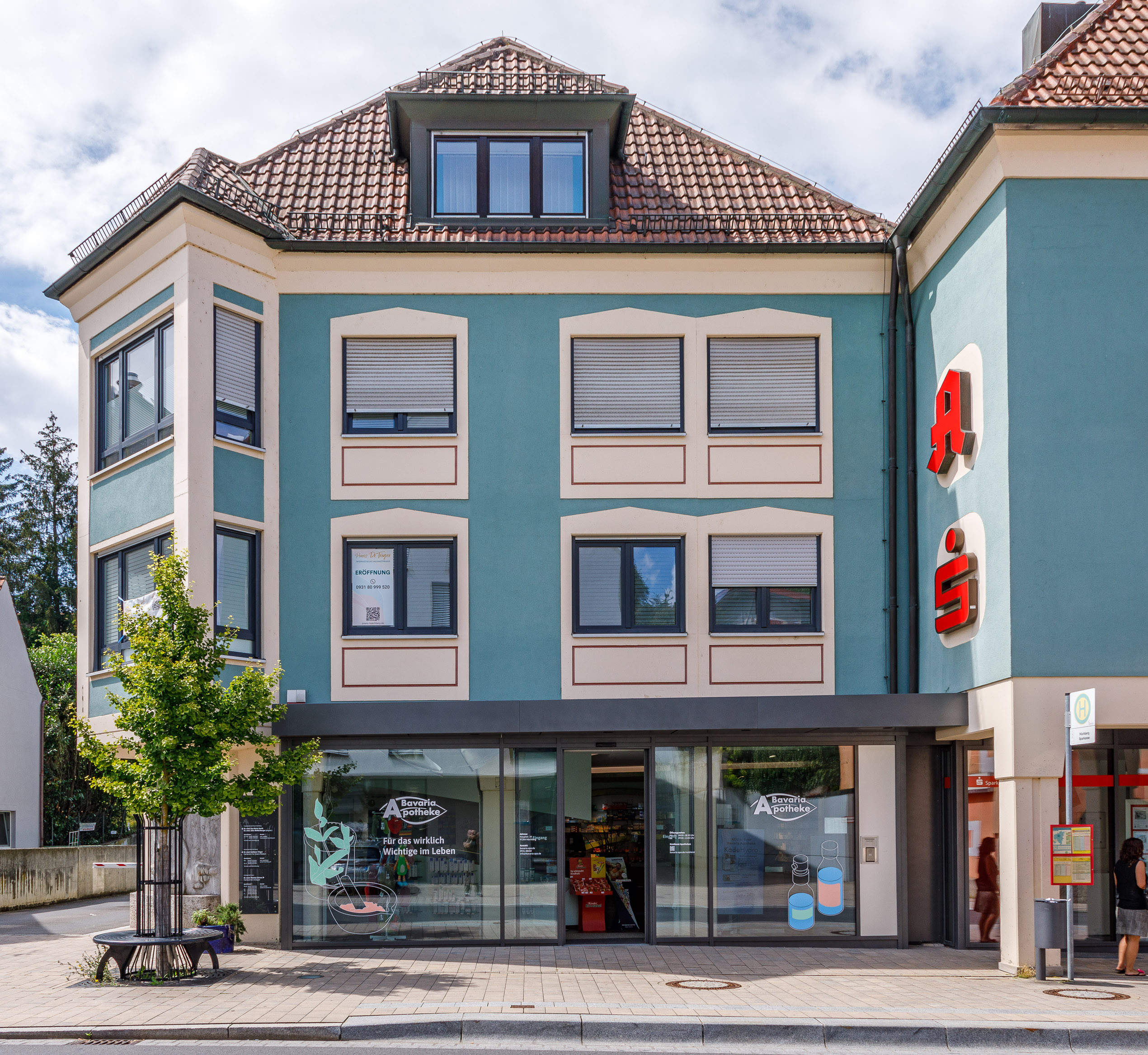 Haus in Höchberg mit Apotheke und Sparkasse